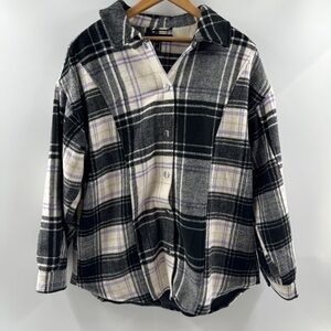 Forever 21 Black & White Plaid Snap-Button Shacket Size Medium